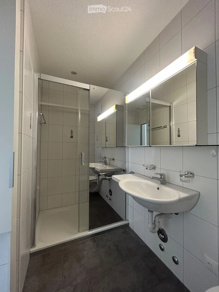 Moderne und grosszügige 4 1/2 Zimmer Eigentums-Wohnung mit grossem verglastem Balkon – Foto 6 von 17