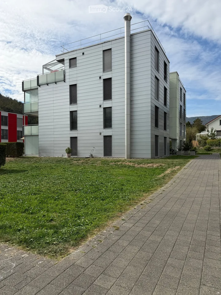 Moderne und grosszügige 4 1/2 Zimmer Eigentums-Wohnung mit grossem verglastem Balkon – Foto 13 von 17