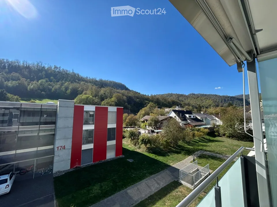Moderne und grosszügige 4 1/2 Zimmer Eigentums-Wohnung mit grossem verglastem Balkon – Foto 8 von 17