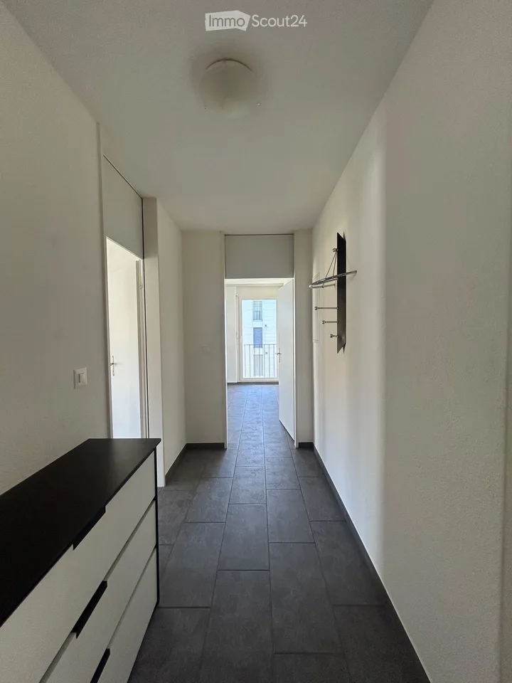 Moderne und grosszügige 4 1/2 Zimmer Eigentums-Wohnung mit grossem verglastem Balkon – Foto 11 von 17