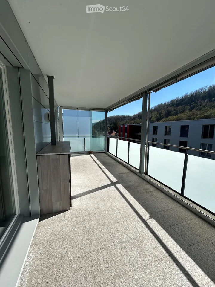 Moderne und grosszügige 4 1/2 Zimmer Eigentums-Wohnung mit grossem verglastem Balkon – Foto 7 von 17