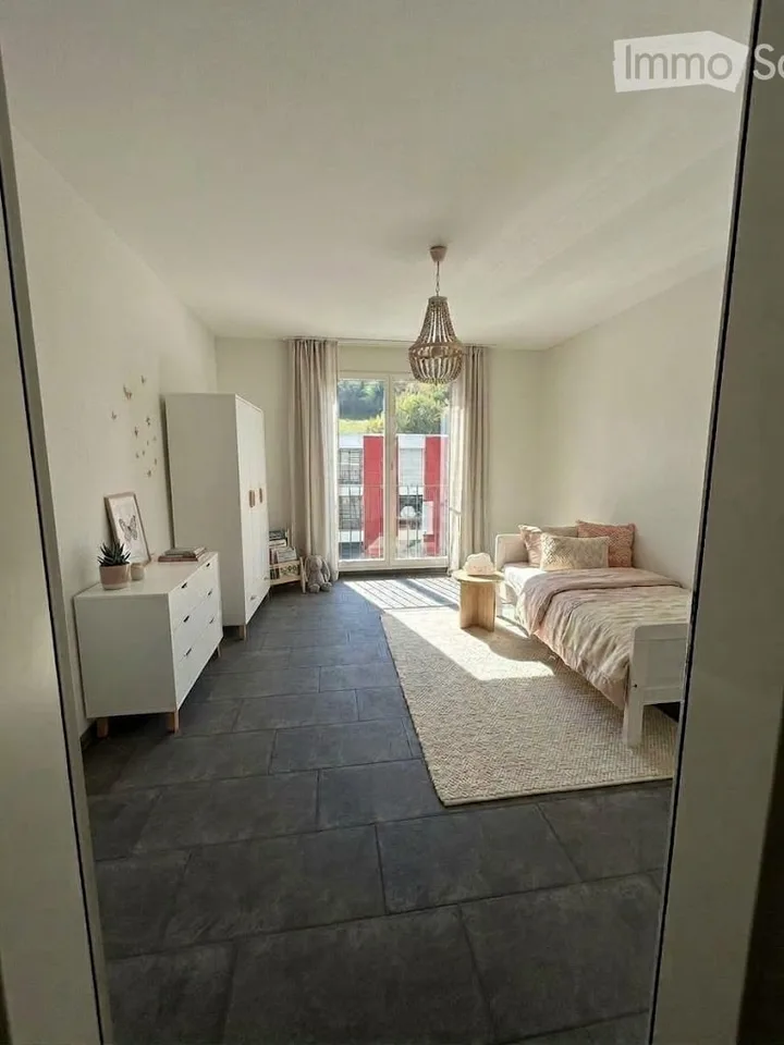 Moderne und grosszügige 4 1/2 Zimmer Eigentums-Wohnung mit grossem verglastem Balkon – Foto 3 von 17