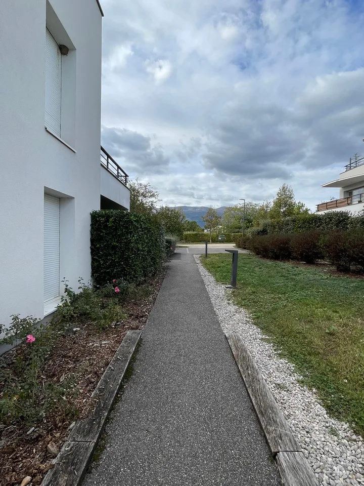 Gelegenheit T2 Prévessin mit Garage – Foto 2 von 8