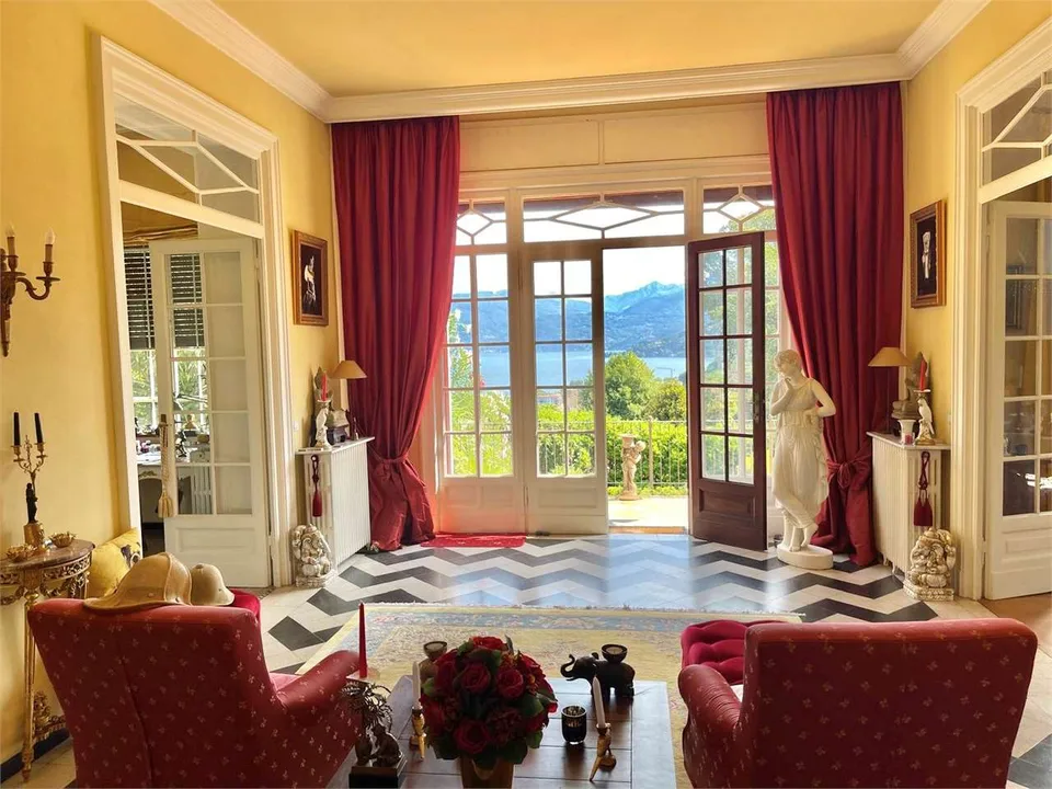 Exklusive Villa mit privatem Park und spektakulärer Panoramablick auf den See – Foto 2 von 13