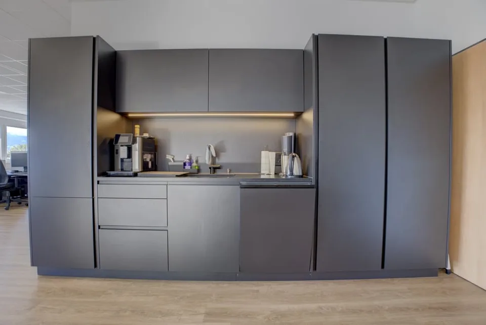 Espace de bureau moderne avec cuisine & salle de réunion – photo 6 sur 13