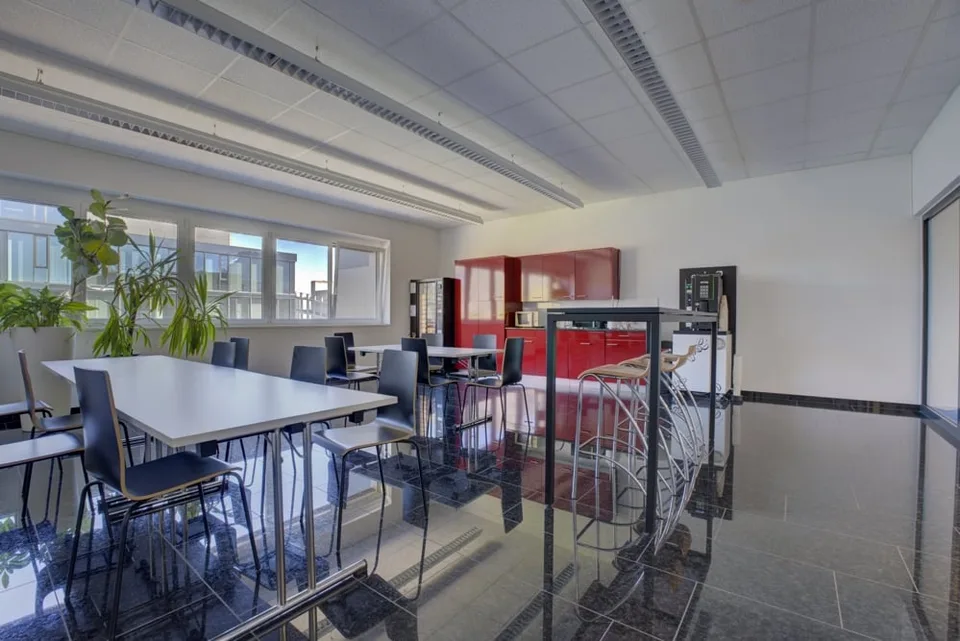 Espace de bureau moderne avec cuisine & salle de réunion – photo 9 sur 13