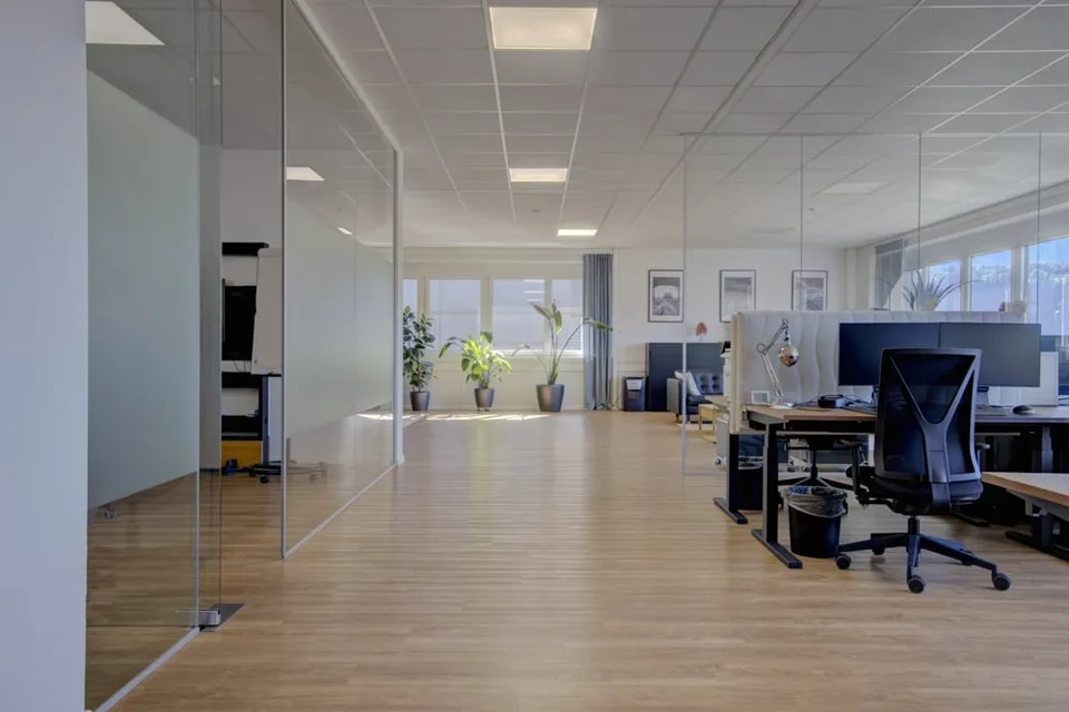 Espace de bureau moderne avec cuisine & salle de réunion – photo 2 sur 13