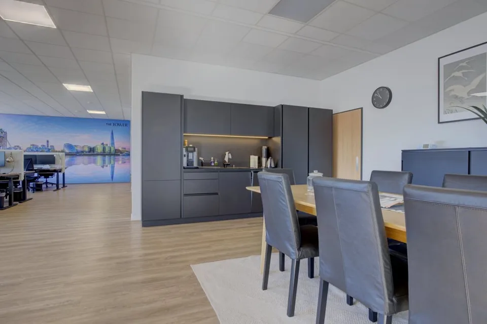 Espace de bureau moderne avec cuisine & salle de réunion – photo 5 sur 13