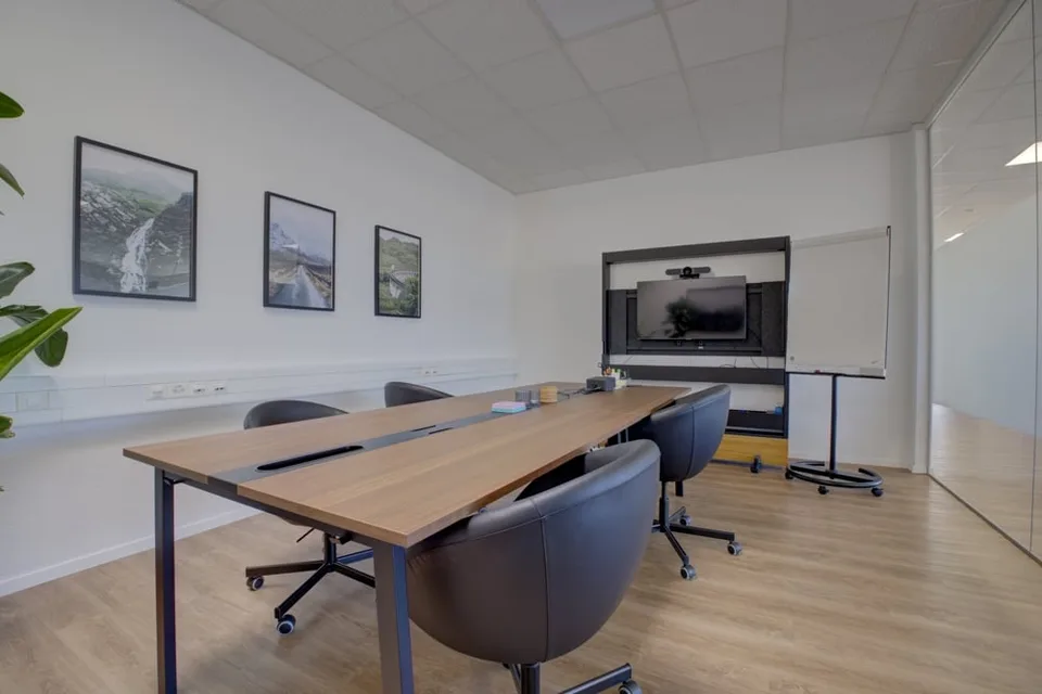 Espace de bureau moderne avec cuisine & salle de réunion – photo 8 sur 13