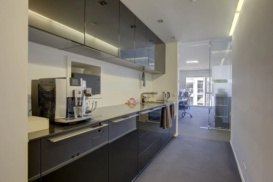 Espace de bureau moderne au 4e étage avec terrasse – photo 9 sur 13