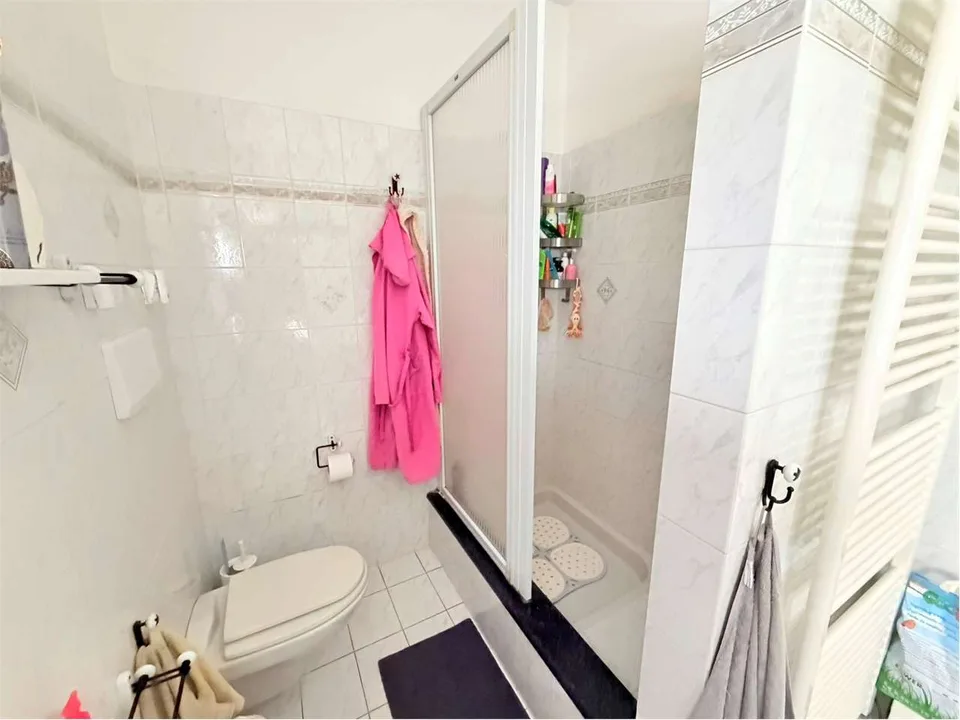 Schönes eigenständiges Haus in ruhiger und sonniger Lage, mit – Foto 9 von 13