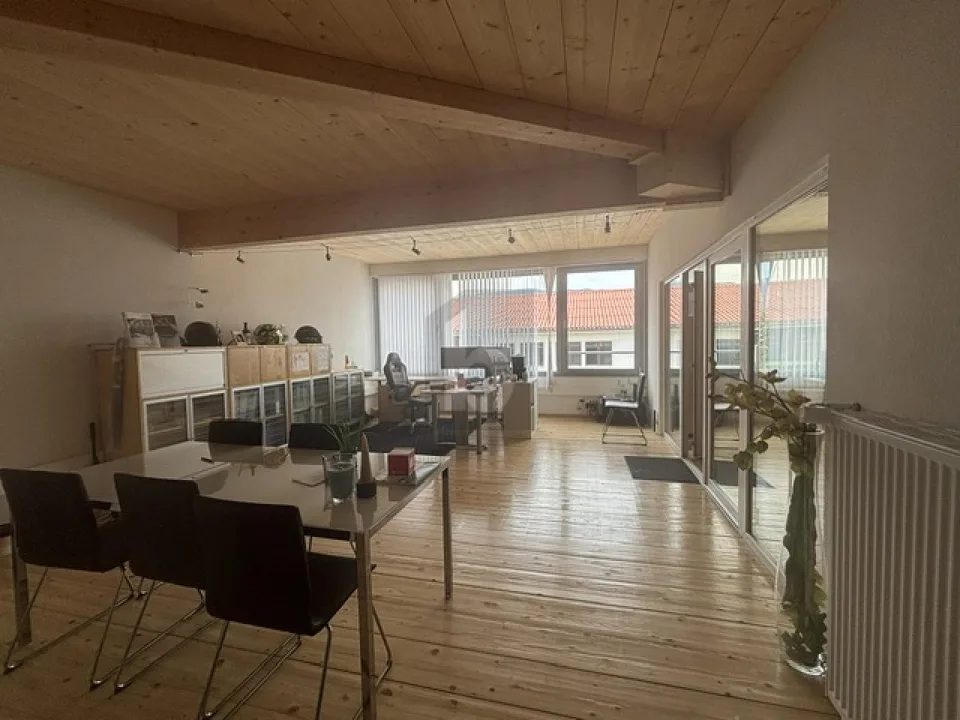 GERÄUMIG, FUNKTIONELL UND RUHIG – Foto 2 von 5