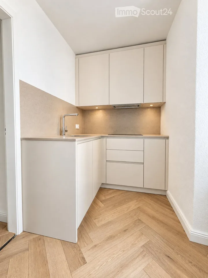 Charmantes 2,5-Zimmer-Wohnung renoviert mit Balkon und Seeblick – Foto 3 von 5