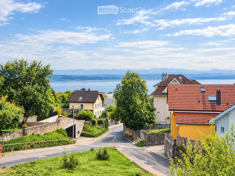 Schönes 2,5-Zimmer-Apartment mit Balkon und Seeblick – Foto 2 von 5