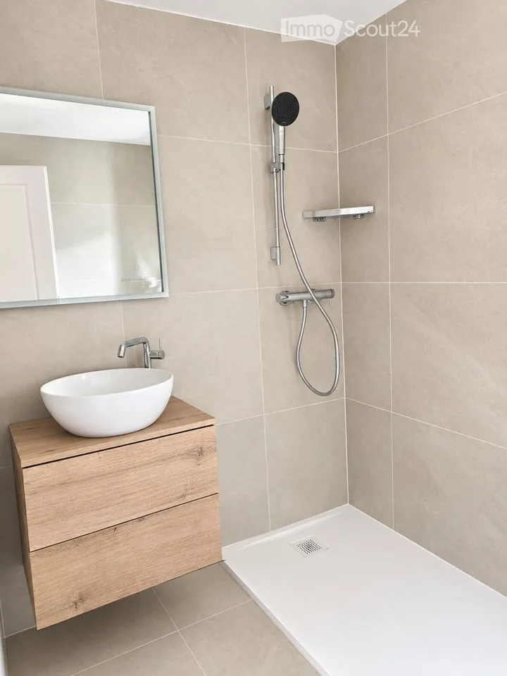 Schönes 2,5-Zimmer-Apartment mit Balkon und Seeblick – Foto 4 von 5