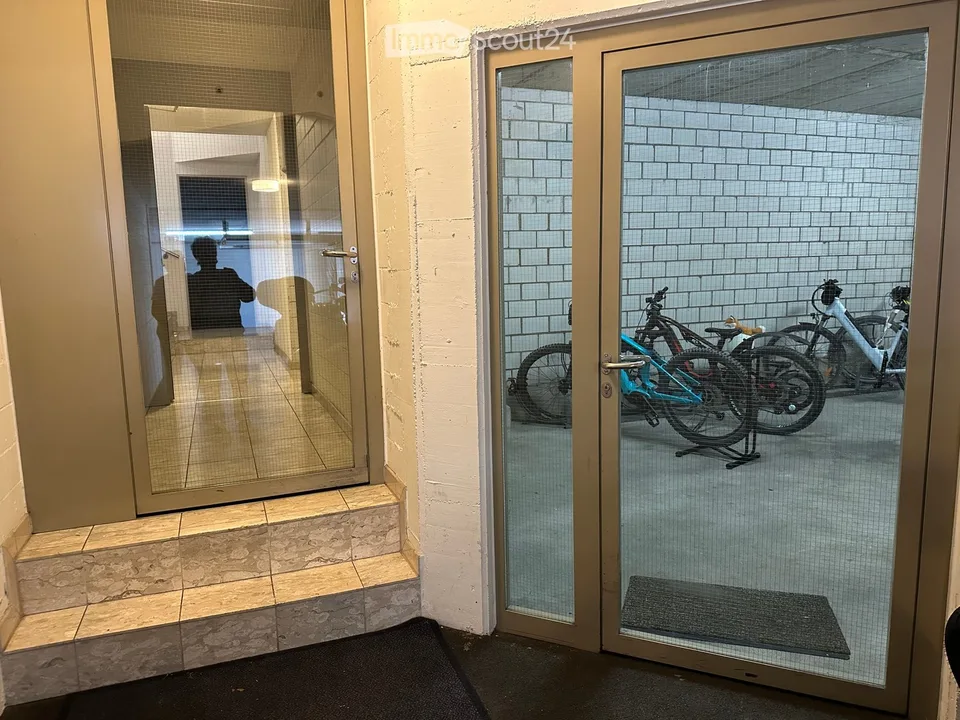 3 1/2 Zimmer Dachwohnung an bevorzugter Wohnlage mit Einzelgaragenbox, abschliessbar – Foto 19 von 24