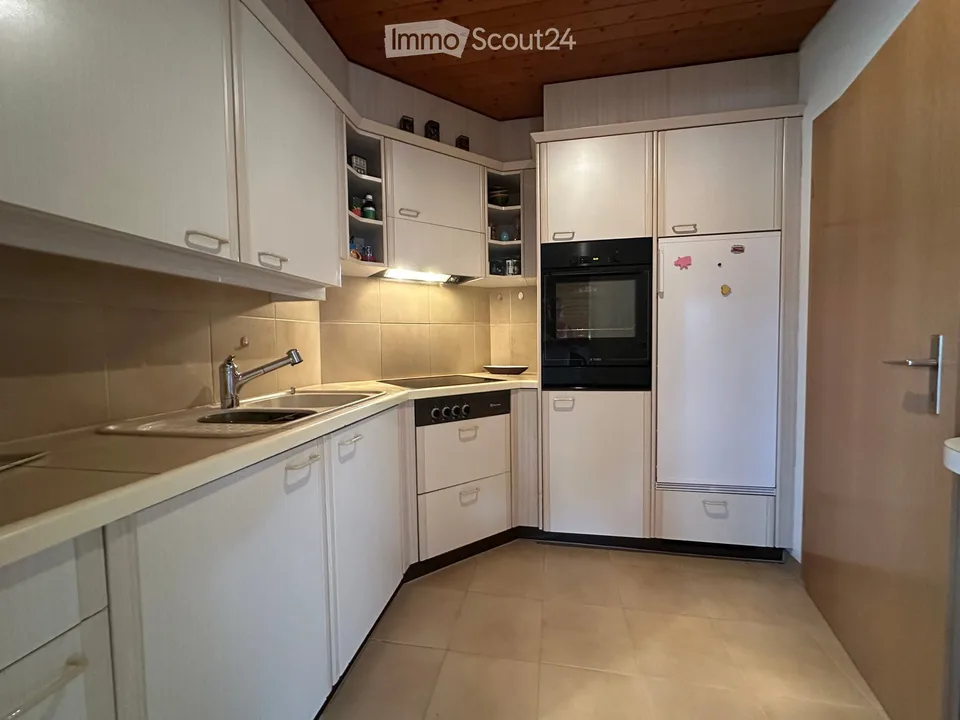 3 1/2 Zimmer Dachwohnung an bevorzugter Wohnlage mit Einzelgaragenbox, abschliessbar – Foto 8 von 24