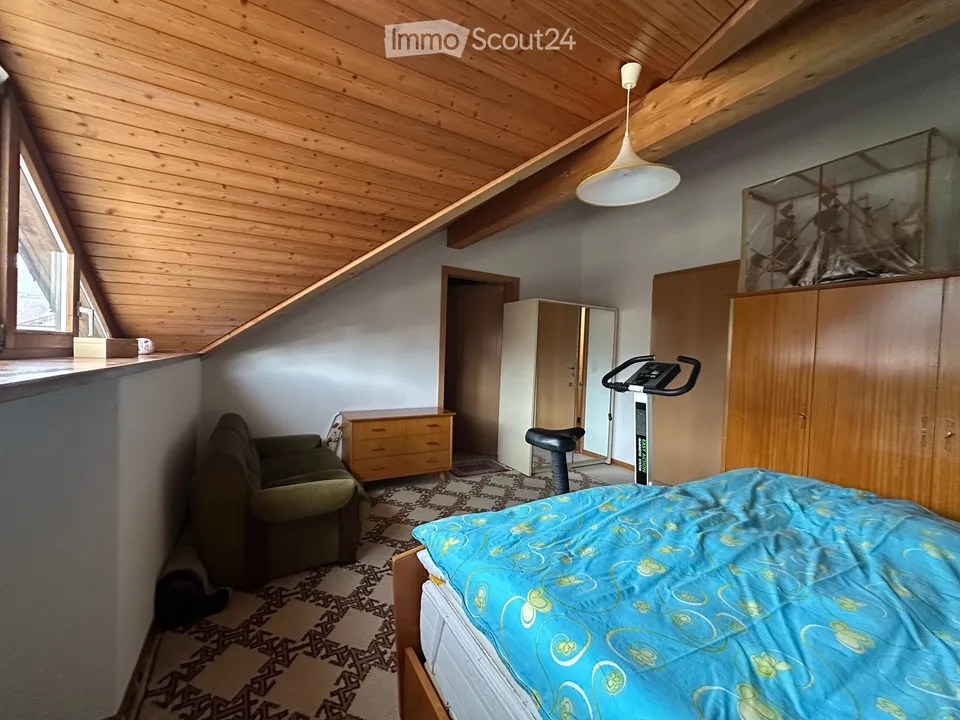 3 1/2 Zimmer Dachwohnung an bevorzugter Wohnlage mit Einzelgaragenbox, abschliessbar – Foto 13 von 24