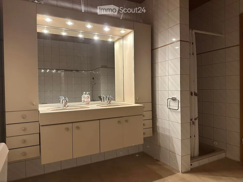 3 1/2 Zimmer Dachwohnung an bevorzugter Wohnlage mit Einzelgaragenbox, abschliessbar – Foto 10 von 24
