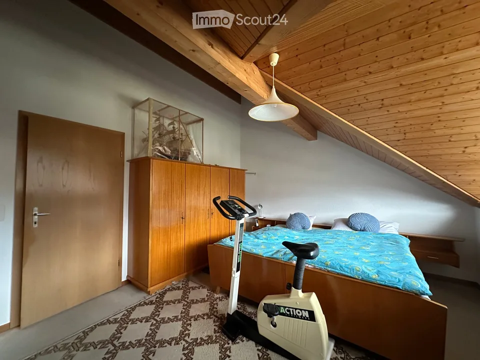 3 1/2 Zimmer Dachwohnung an bevorzugter Wohnlage mit Einzelgaragenbox, abschliessbar – Foto 12 von 24