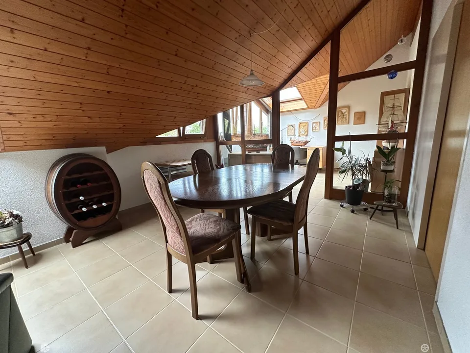 3 1/2 Zimmer Dachwohnung an bevorzugter Wohnlage mit Einzelgaragenbox, abschliessbar – Foto 3 von 24