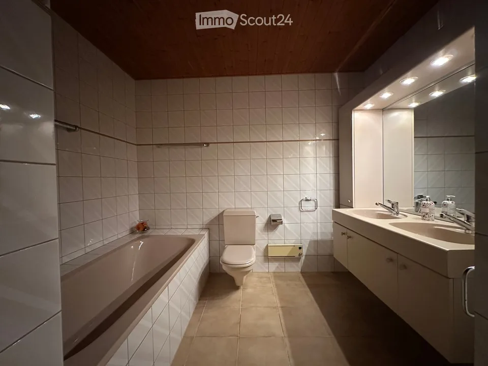 3 1/2 Zimmer Dachwohnung an bevorzugter Wohnlage mit Einzelgaragenbox, abschliessbar – Foto 9 von 24