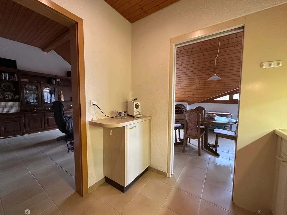 3 1/2 Zimmer Dachwohnung an bevorzugter Wohnlage mit Einzelgaragenbox, abschliessbar – Foto 6 von 24