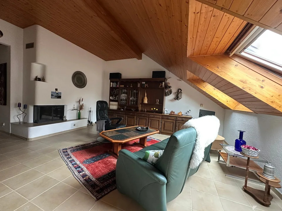 3 1/2 Zimmer Dachwohnung an bevorzugter Wohnlage mit Einzelgaragenbox, abschliessbar – Foto 2 von 24