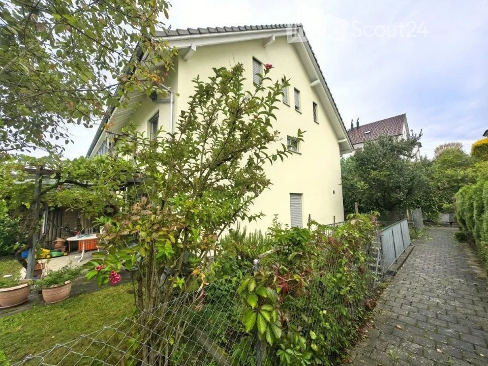Familienoase an Top-Lage: Grosszügige 6.5-Zimmer-Doppeleinfamilienhaushälfte mit privatem Garten – Foto 2 von 23