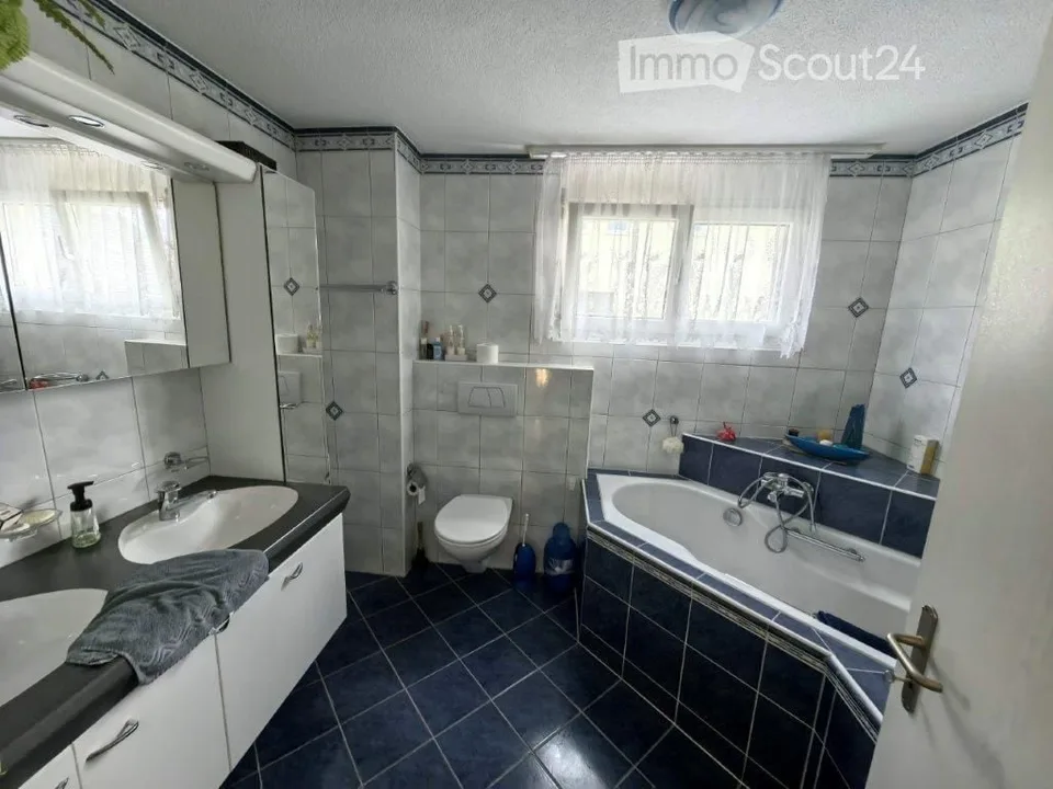 Familienoase an Top-Lage: Grosszügige 6.5-Zimmer-Doppeleinfamilienhaushälfte mit privatem Garten – Foto 12 von 23