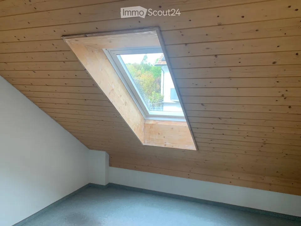 Familienoase an Top-Lage: Grosszügige 6.5-Zimmer-Doppeleinfamilienhaushälfte mit privatem Garten – Foto 20 von 23