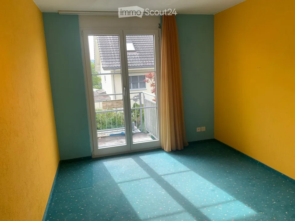 Familienoase an Top-Lage: Grosszügige 6.5-Zimmer-Doppeleinfamilienhaushälfte mit privatem Garten – Foto 18 von 23