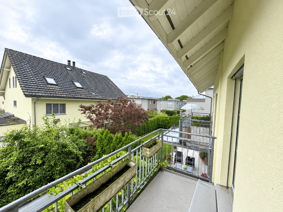 Familienoase an Top-Lage: Grosszügige 6.5-Zimmer-Doppeleinfamilienhaushälfte mit privatem Garten – Foto 3 von 23
