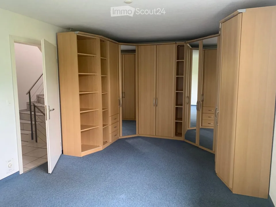 Familienoase an Top-Lage: Grosszügige 6.5-Zimmer-Doppeleinfamilienhaushälfte mit privatem Garten – Foto 15 von 23
