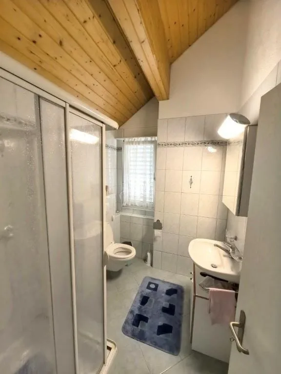 Familienoase an Top-Lage: Grosszügige 6.5-Zimmer-Doppeleinfamilienhaushälfte mit privatem Garten – Foto 17 von 23