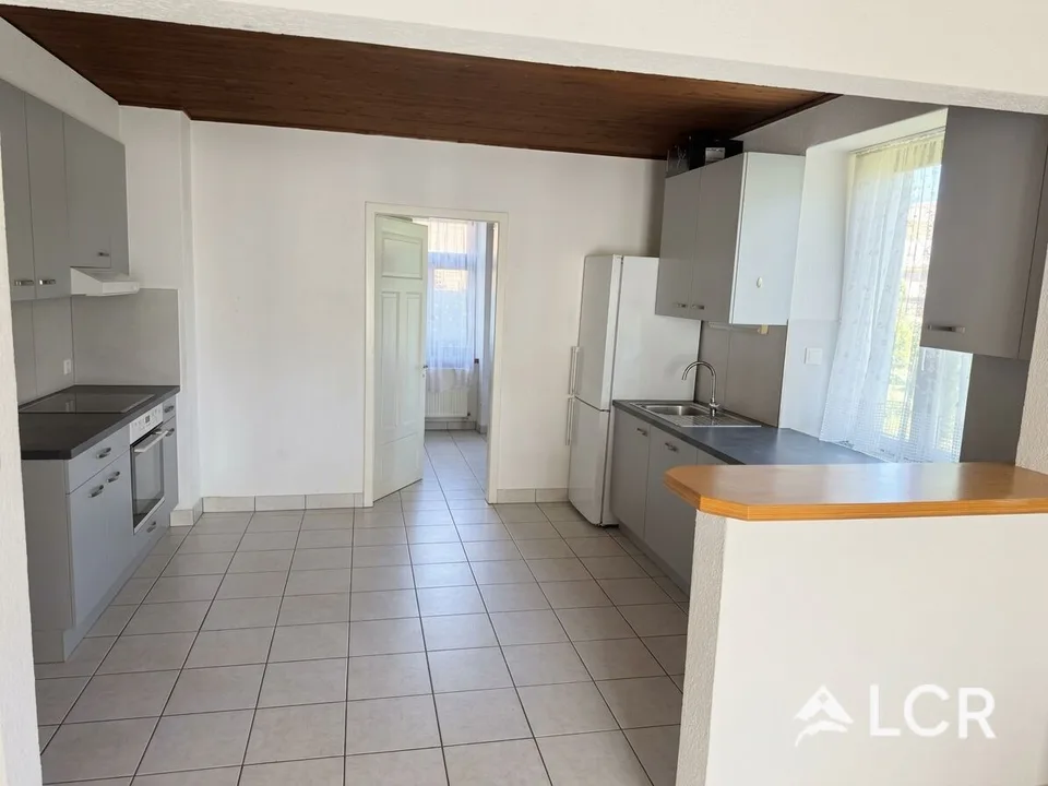 Helles 4-Zimmer-Wohnung mit Gemeinschaftsgarten und Parkplatz - CHF 1'350.- inklusive – Foto 4 von 8