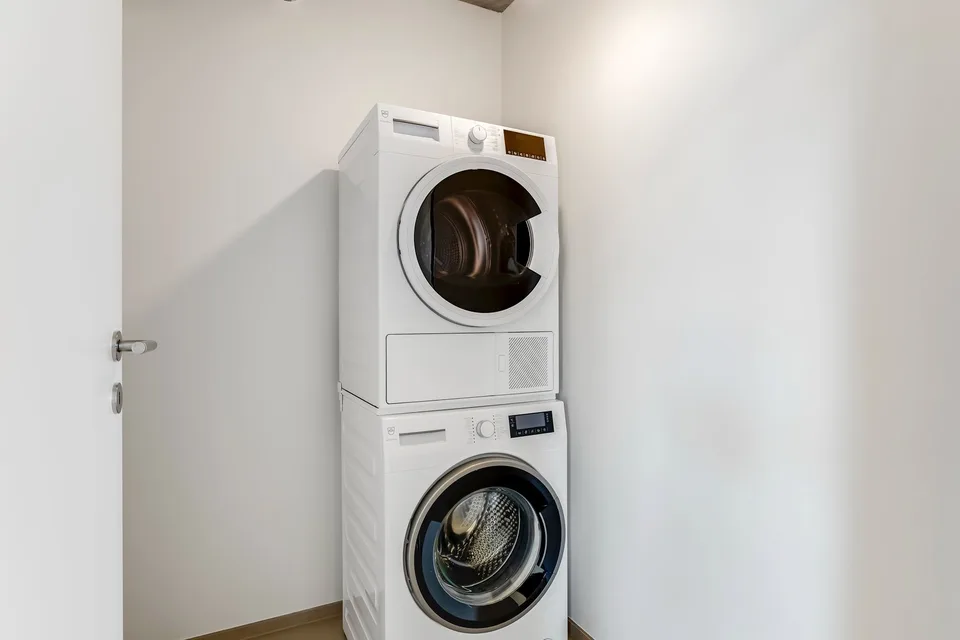 Appartement mansardé moderne sans obstacle avec deux terrasses spacieuses – photo 18 sur 20