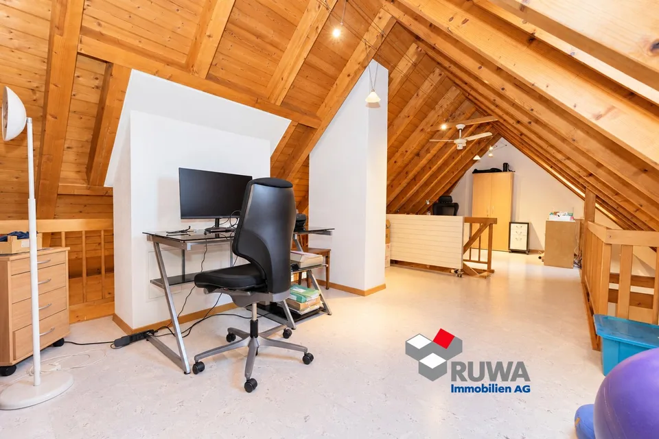 Ampio appartamento mansardato di 3,5 locali con galleria e balcone – La tua nuova casa a Wynigen – foto 12 di 17