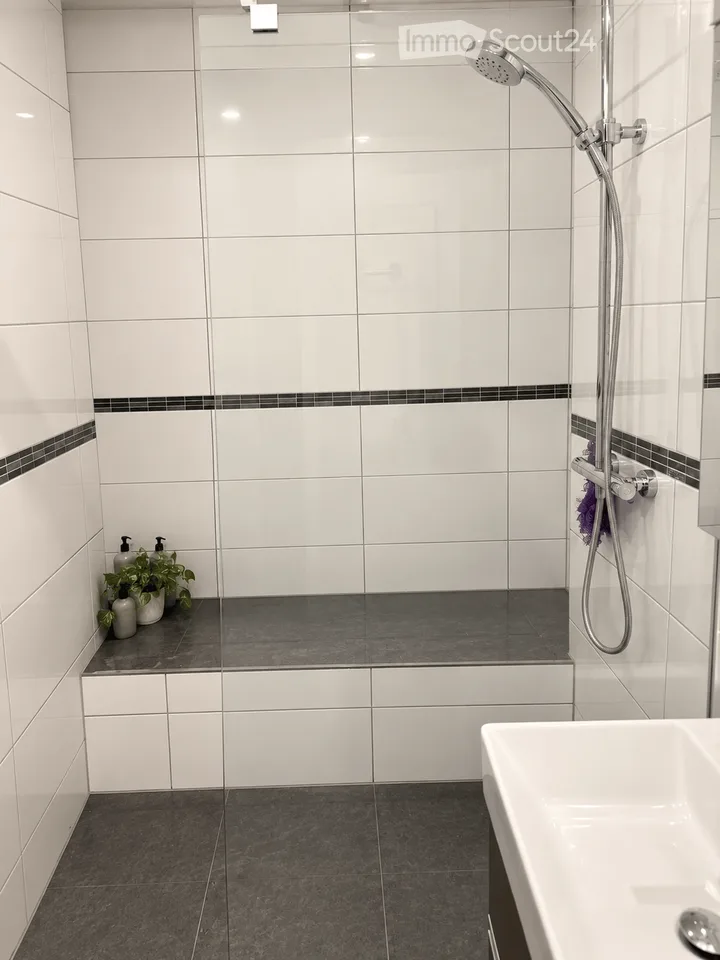 Attraktive 4.5-Zimmer-Maisonette-Wohnung mit grosser Terrasse in Kloten – Foto 7 von 12