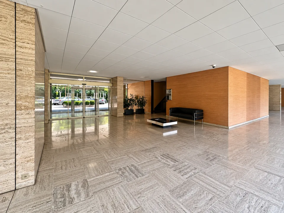 RARE: spacieux appartement de 4.5 pièces avec terrasse et piscine/ unique 2 bedroom unit – Foto 13 von 14
