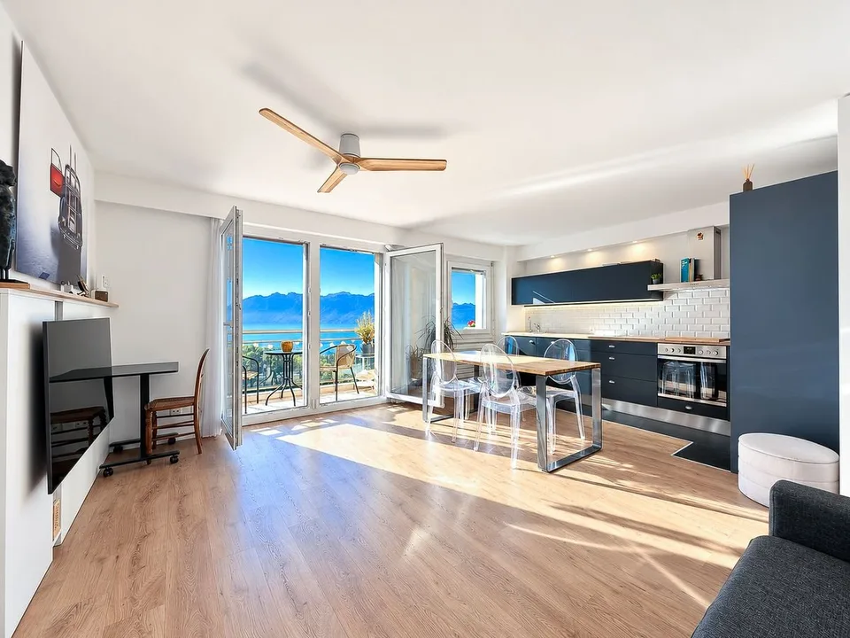 Elegantes 2.5-Zimmer-Wohnung renoviert, Panoramablick auf den See und die Alpen – Foto 2 von 13