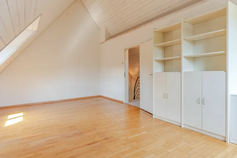 Ampia casa a schiera di 4,5 locali con stanza hobby e 2 posti auto – foto 9 di 12