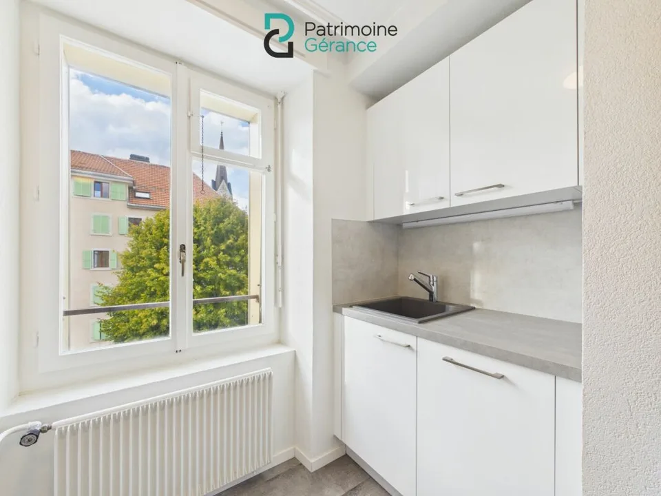 APPARTEMENT DE 4.0 PIÈCES RÉNOVÉ, LUMINEUX ET PROCHE DES COMMODITÉS – photo 2 sur 10
