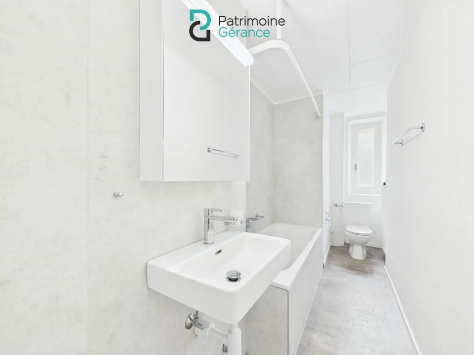 APPARTEMENT DE 4.0 PIÈCES RÉNOVÉ, LUMINEUX ET PROCHE DES COMMODITÉS – photo 8 sur 10