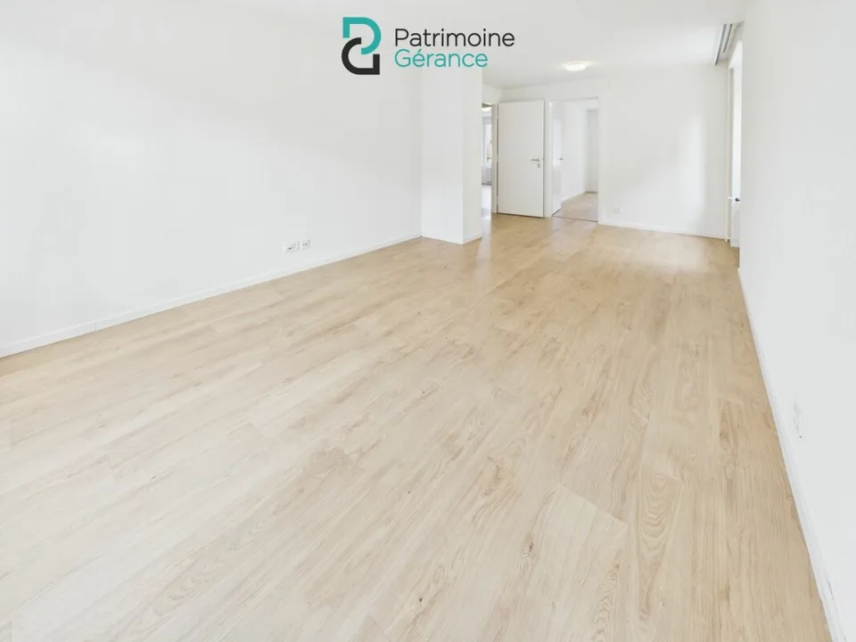 APPARTEMENT DE 4.0 PIÈCES RÉNOVÉ, LUMINEUX ET PROCHE DES COMMODITÉS – photo 4 sur 10