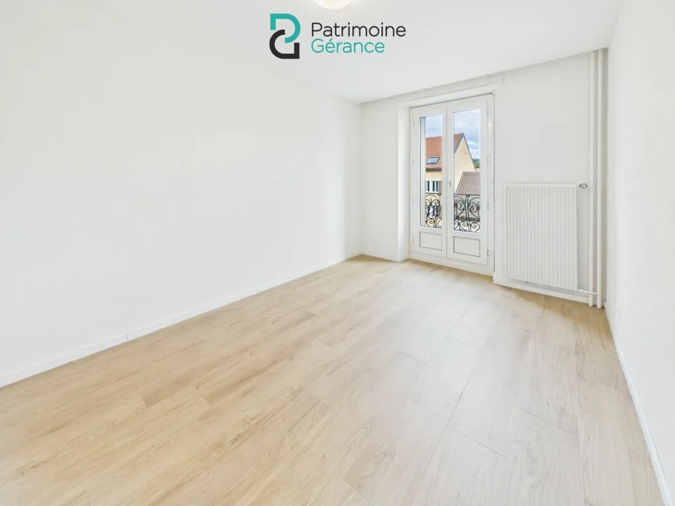 APPARTEMENT DE 4.0 PIÈCES RÉNOVÉ, LUMINEUX ET PROCHE DES COMMODITÉS – photo 6 sur 10