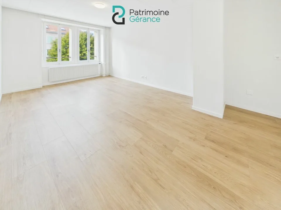 APPARTEMENT DE 4.0 PIÈCES RÉNOVÉ, LUMINEUX ET PROCHE DES COMMODITÉS – photo 3 sur 10