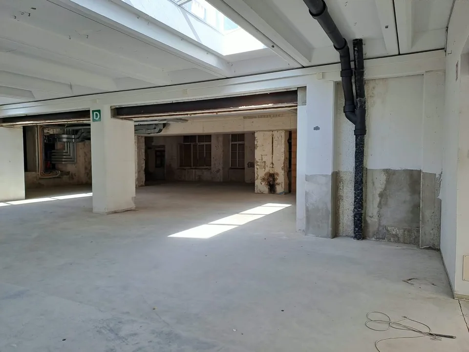 Großer ebenerdiges Gewerbeobjekt mit großer Überdachung – Foto 4 von 15