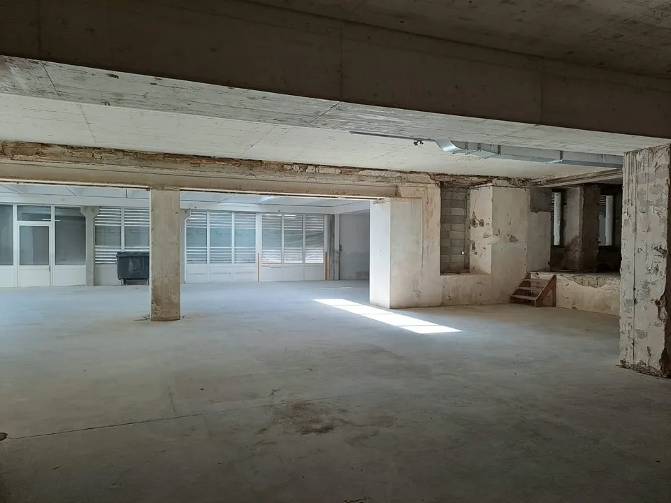 Großer ebenerdiges Gewerbeobjekt mit großer Überdachung – Foto 8 von 15