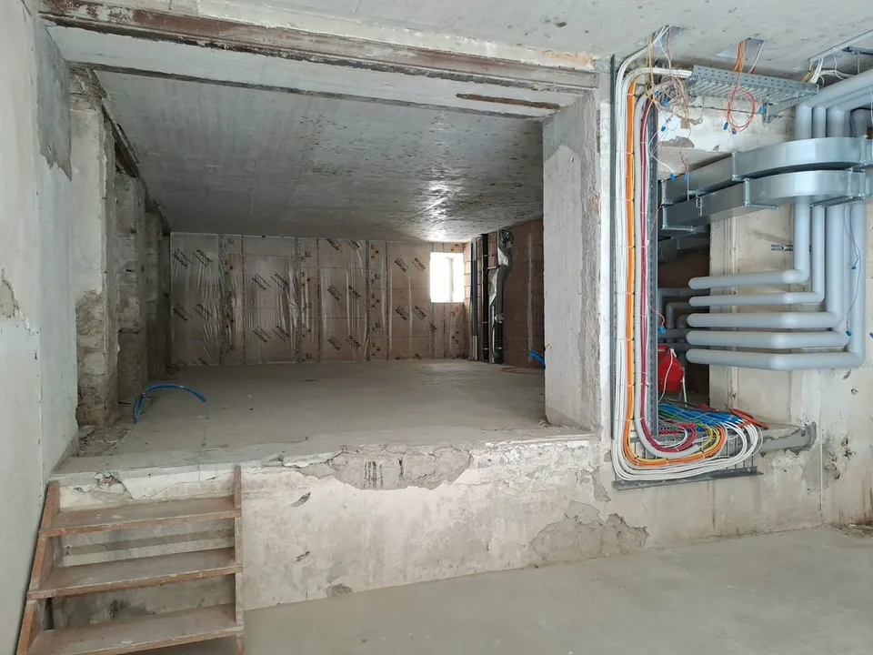 Großer ebenerdiges Gewerbeobjekt mit großer Überdachung – Foto 12 von 15